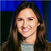 Englischlehrerin, die es liebt Menschen allen Alters zu unterrichten