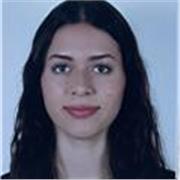 Soy una estudiante universitaria con una buena trayectoria académica y un C2 en inglés certificado por Cambridge.