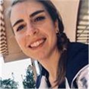 laureata in giurisprudenza impartisce lezioni di diritto civile a studenti di scuole superiori e universitari