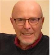 Retraité, diplômé en sciences politiques et d'un mastère spécialisé en communication, ancien cadre en RH et marketing.