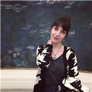 Laureata in lingue, insegna Italiano agli stranieri