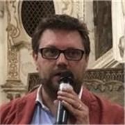 Docente di diritto impartisce lezioni a studenti scuola superiore o facoltà di giurisprudenza