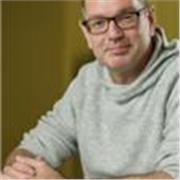 Profesor con experiencia internacional. Ayudo a adultos y profesionales a hablar inglés con confianza y naturalidad.