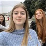 Profesora de ayuda escolar para niños y adolescentes