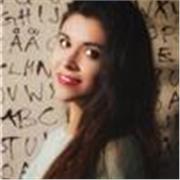 Profesora de Lengua imparte clases a estudiantes de primaria, secundaria y bachillerato
