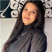 Adolescente encantada de ayudar a niños con sus estudios de primaria, capaz de ocuparse de mas de 1 niño al mismo tiempo