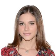 Studentessa universitaria di lingua inglese e tedesca impartisce lezioni di lingua inglese per studenti scuola media e superiore