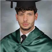 Profesor de materias obligatorias imparte clases a estudiantes de educación primaria