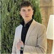 Insegnante di inglese impartisce lezioni riguardo comprensione del testo, grammatica, vocabolario e discussioni orali