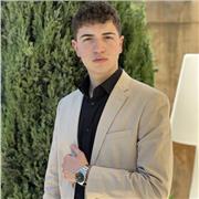 Insegnante di inglese impartisce lezioni riguardo comprensione del testo, grammatica, vocabolario e discussioni orali