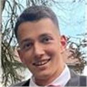 Je me présente, je m'appelle Tom. Je suis étudiant en faculté de droit. Je peux vous aider dans vos cours !