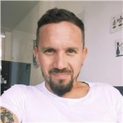 Profesor de Ciencias de la Comunicación Social egresado en la Universidad de Buenos Aires (UBA). Clases para todos lo niveles y edades