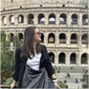 Ingegnere biomedico e studentessa in bioingegneria impartisce lezioni di matematica e fisica