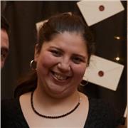 Profesora de geografía imparte clases de nivel secundario