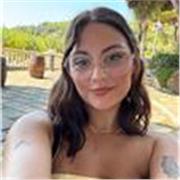 Profesora de idiomas apta desde los más peques hasta adultos que quieran aprender un idioma nuevo.
