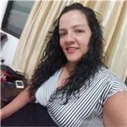 Profesora de sociales dicta clases a niños de todas las edades