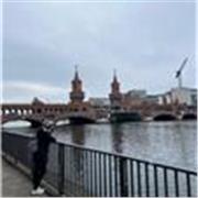 Maestra titulada en educación infantil con mención en pedagogía terapéutica y fui profesora de apoyo en la asociación A TU LADO.