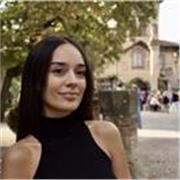 Studente di applied data science impartisce lezioni a studenti di scuola elementare, media e liceo