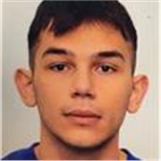 Ragazzo laureato da ripetizioni a ragazzi di scuole elementari e medie