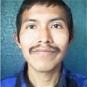 Profesor y practicante del ingles hacia alumnos niños y jóvenes