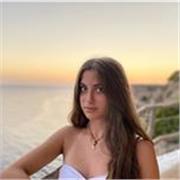 Ragazza universitaria impartisce ripetizioni di SPAGNOLO