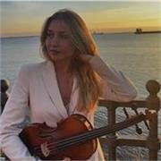 Docente di violino, impartisce lezioni di violino e teoria musicale