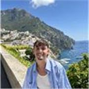 Sei alla ricerca di un insegnante giovane con influenza internazionale e con esperienza nel settore? 