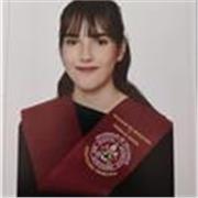 Profesora titulada con formación en educación primaria para niños de 6 a 12 años.