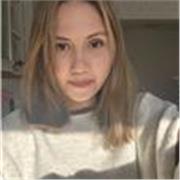 Profesora de inglés imparte clases de inglés a niños pequeños