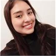 Profesora de química imparte clases a estudiantes de colegio