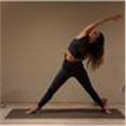 Profesora de Hatha y Ashtanga Yoga Imparto clases individuales o grupales de Vinyasa y Yin Yoga para todos los niveles