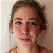 Studentessa universitaria, voto esame di maturità 93/100