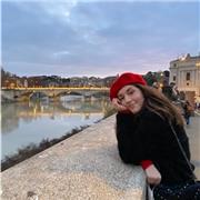 Studentessa di farmacia al terzo anno con maturità linguistica
