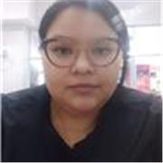 profesora de manualidades enseño a niños de todas las edades