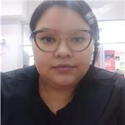 profesora de manualidades enseño a niños de todas las edades