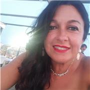 Docente di italiano impartisce lezioni in presenza per studenti della scuola primaria e secondaria di I grado