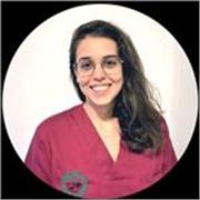 Profesora de biología apta para todos los niveles.