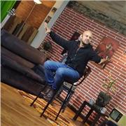 Profesor de Artes Escénicas, Plásticas y Escrituras Creativas imparte talleres y clases a niños y adultos de todas las edades