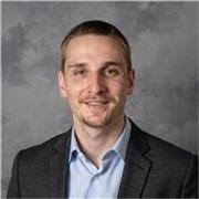 Englischlehrer mit Fokus auf Grammatik, Sprechen und Sprachfluss