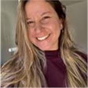 Profesora especializada en educación primaria orientada a las cuatro áreas principales.