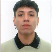 Graduado en Filología hispánica con máster en Teatro y Artes escénicas. Con gran formación en lingüística y escritura.