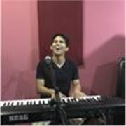 Si buscas aprender piano de manera entretenida con tus canciones favoritas, contáctame