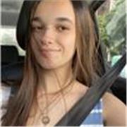 Profesora de inglés imparte clases a niños de todas las edades