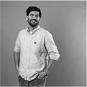Profesor de Diseño Gráfico con amplios conocimientos en Adobe Illustrator, Photoshop e InDesign.