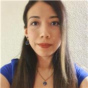 Profesora de matemáticas imparte clases en línea a niños y jóvenes de todas las edades