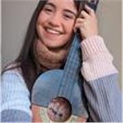 Profesora titulada en educación inicial, con especialidad en educación musical para niños entre 2 y 6 años.