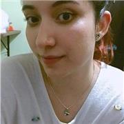 Profesor de dibujo que imparte clases a niños y jovenes