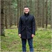 Nauczyciel języka angielskiego prowadzi lekcje przygotowujące do matury i egzaminów ósmoklasisty