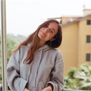 Studentessa Universitaria, appena tornata da uno scambio culturale negli Stati Uniti, impartisce lezioni d’inglese