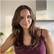 Profesora que enseña el idioma inglés hablar y escribir a niños